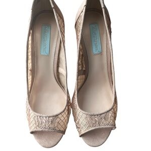 Betsey Johnson Nila Nude Lace Peep-Toe Pump Heels Cream Tan Size 7 Wedding Shoes